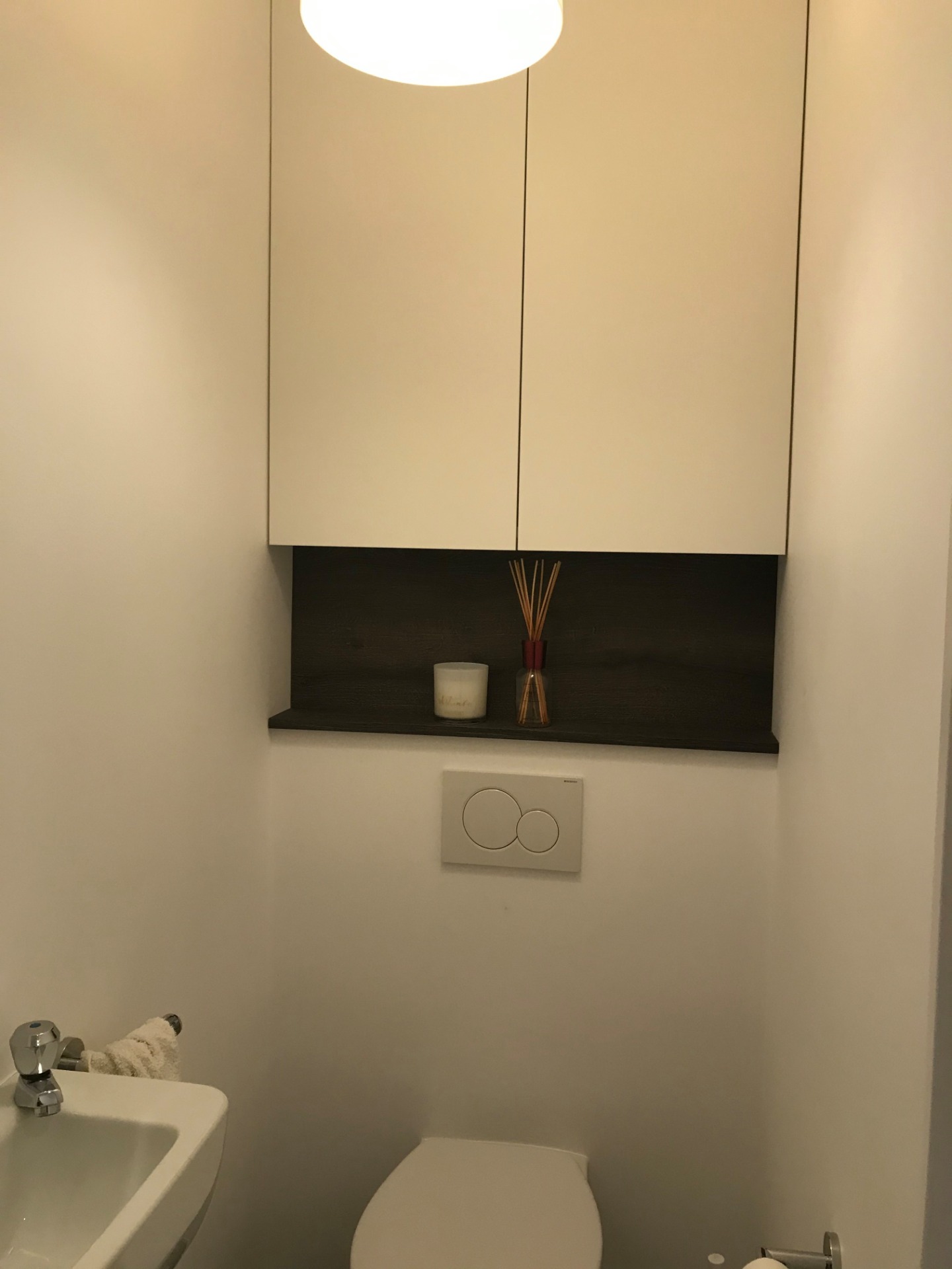 Tablet en wandplaat naar keuze met kast.