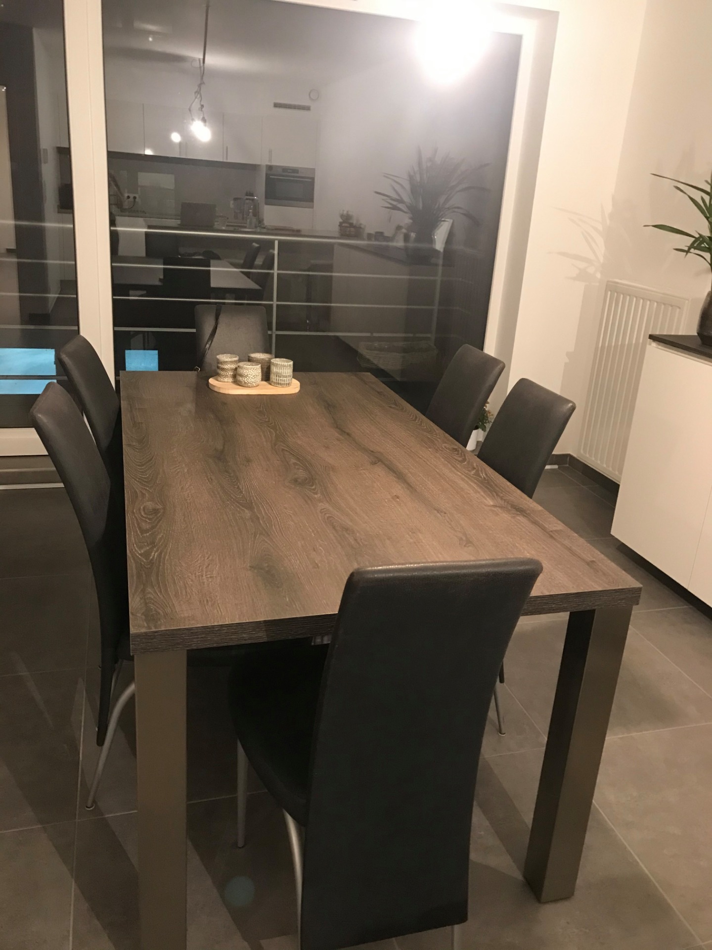 Tafel met RVS poten.