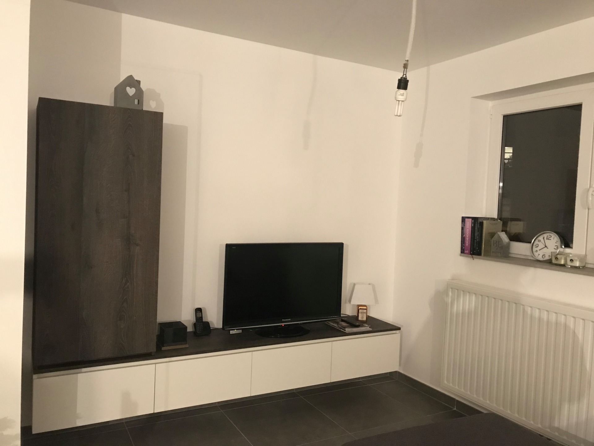 Tv meubel met lades en een kolomkast.